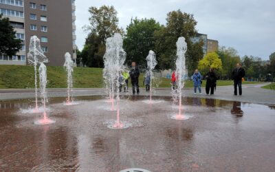 Oficialiai atidarytas sutvarkytas Neringos skveras su dviračių taku