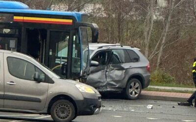 Jauna BMW vairuotoja taranavo autobusą